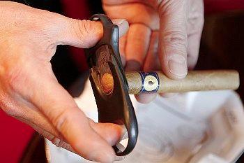 How to cut a Cigar